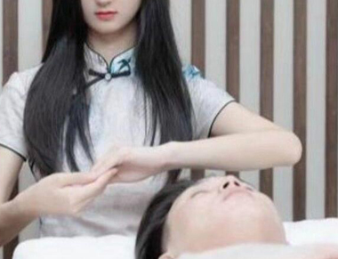 高端会所的更衣室,藏着男人最真实的模样